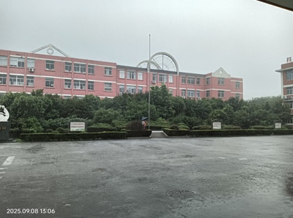 雨中护旗显担当 爱国情怀润童心